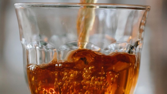 Pilihlah minuman yang dapat memenuhi kebutuhan hidrasi, memiliki kadar gula tambahan yang rendah, serta melengkapi hidangan utama tanpa menyumbang kalori tersembunyi dalam jumlah besar. Minuman ini adalah teh tawar, minuman yogurt, matcha latte, dan chia fresca.