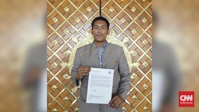 Santri penghafal 30 juz Alquran di Makassar, Sulawesi Selatan, Muhammad Al Hindawi meraih penghargaan dari National Aeronautics and Space Administration (NASA) dan University of Melbourne setelah berhasil menemukan celah keamanan pada sistem cyber se