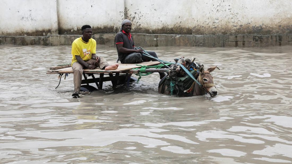 Potret Hujan Deras Tiba-Tiba Turun Semalaman, Banjir Menerjang Kota