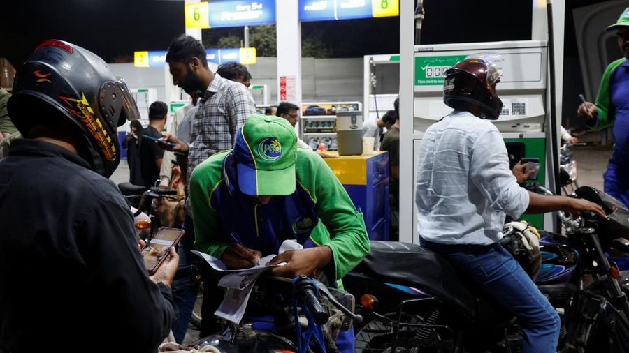 Seorang petugas mencatat nomor ponsel pengguna sebelum mengisi bahan bakar kendaraannya di sebuah SPBU menyusul peluncuran skema support bahan bakar—yang memberikan subsidi bahan bakar bagi sepeda motor, becak motor, dan kendaraan bermesin hingga 800cc nan memenuhi syarat—di Karachi, Pakistan, pada 17 September 2026.