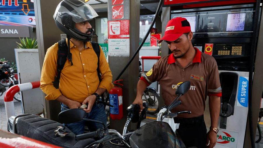 Seorang laki-laki memperhatikan nomor volume dalam liter dan nilai nilai dalam rupee nan tertera pada mesin pompa saat mengisi bahan bakar kendaraannya di sebuah SPBU di Karachi, Pakistan, pada 16 September 2026. Kenaikan nilai bahan bakar ini terjadi di tengah bentrok AS-Iran serta menjelang peluncuran program pemerintah secara nasional nan menawarkan subsidi sebesar 100 rupee per liter bagi sepeda motor, becak motor (rickshaw), dan kendaraan berkapasitas mesin hingga 800cc nan memenuhi syarat.