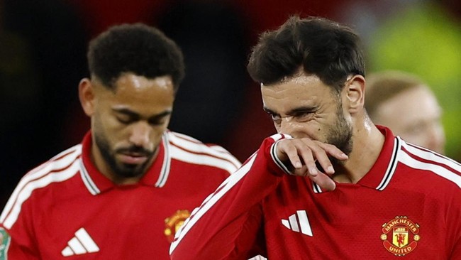 Soccer Football - Carabao Cup - Third Round - Manchester United v Brighton & Hove Albion - Old Trafford, Manchester, Britain - September 16, 2026 Manchester United's Bruno Fernandes looks dejected after the match Action Images via Reuters/Jason Cairn