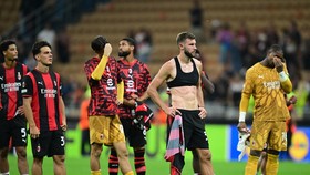 Soccer Football - UEFA Europa League - AC Milan v Benfica - San Siro, Milan, Italy - September 16, 2026 AC Milan's Strahinja Pavlovic looks dejected with teammates after the match REUTERS/Daniele Mascolo