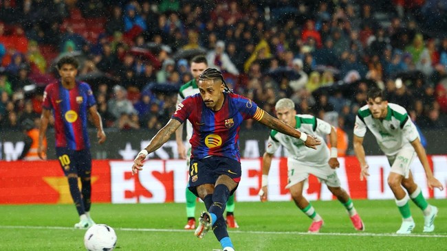 Soccer Football - LaLiga - FC Barcelona v Racing Santander - Spotify Camp Nou, Barcelona, Spain - September 16, 2026 FC Barcelona's Raphinha scores their fifth goal from the penalty spot to complete a hat-trick REUTERS/Albert Gea