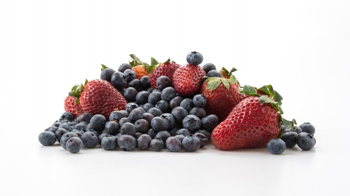 Strawberry vs Blueberry, Mana yang Lebih Baik untuk Kesehatan Usus Menurut Ahli?
