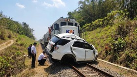 Kecelakaan maut melibatkan mobil Mitsubishi Pajero warna putih dengan Kereta Api Ijen Ekspres relasi Malang-Ketapang terjadi di perlintasan sebidang petak jalan Tanggul-Bangsalsari KM 173+060, Kabupaten Jember, Jawa Timur, Kamis (17/9) siang.