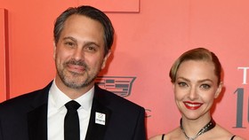 US actress Amanda Seyfried and husband actor Thomas Sadoski arrive for TIME 100 Gala at Lincoln Center in New York, June 8, 2022. (Photo by ANGELA  WEISS / AFP)