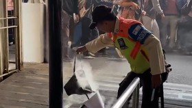 Detik-detik Asap dari Tas Penumpang Picu Kepanikan di KRL Rawa Buntu