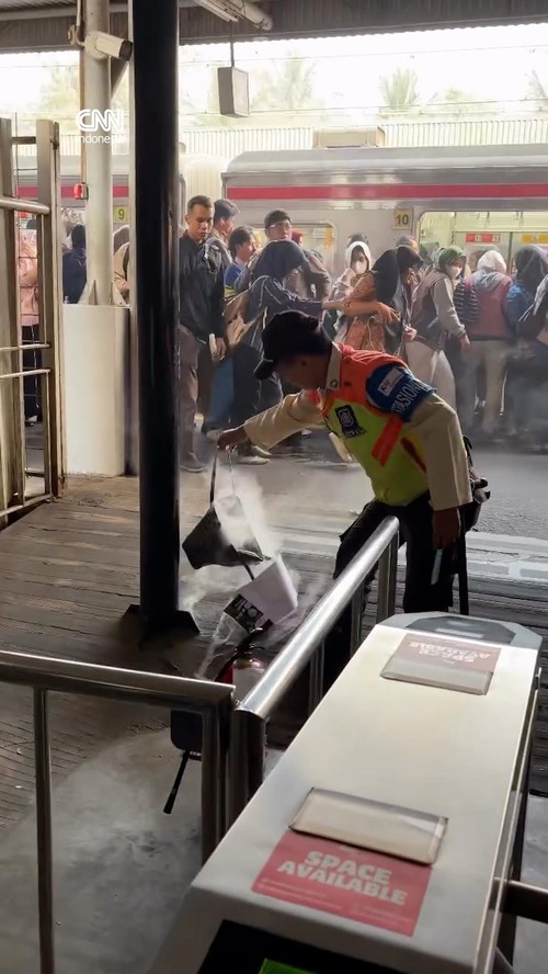 Detik-detik Asap dari Tas Penumpang Picu Kepanikan di KRL Rawa Buntu