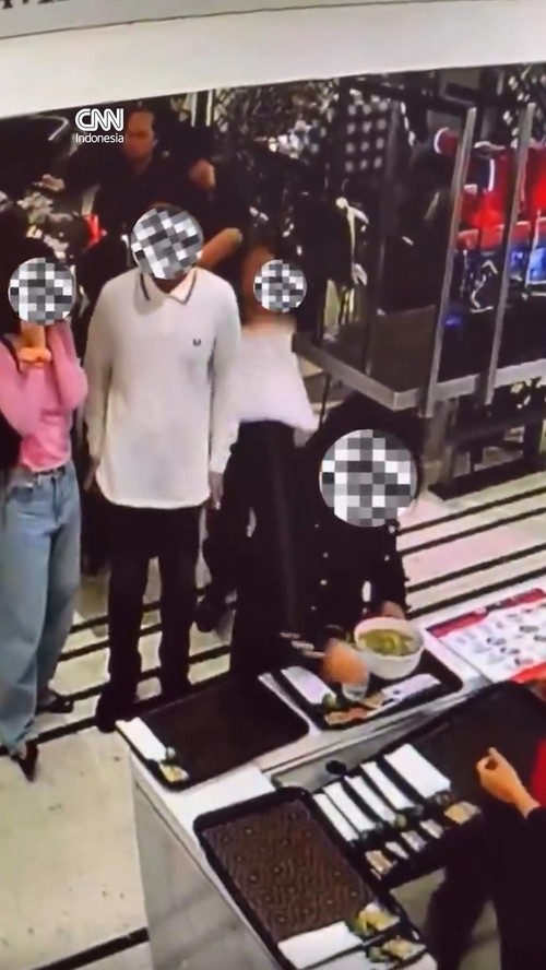 Viral Pria Tendang Wanita di Senayan City Terekam CCTV