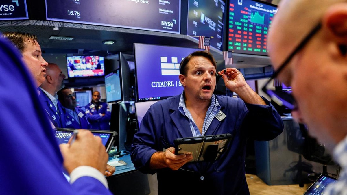 Wall Street Ambruk Usai The Fed Naikkan Suku Bunga