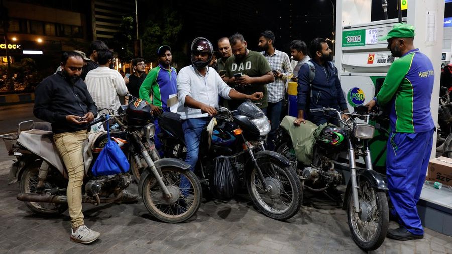 Warga mengantre untuk mengisi bahan bakar sepeda motor mereka di sebuah SPBU menyusul peluncuran skema support bahan bakaryang memberikan subsidi bahan bakar bagi sepeda motor, becak motor, dan kendaraan bermesin hingga 800cc nan memenuhi syaratdi K