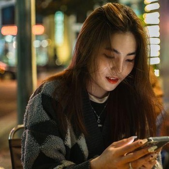 6 Zodiak yang Paling Lama Balas Chat Gebetan