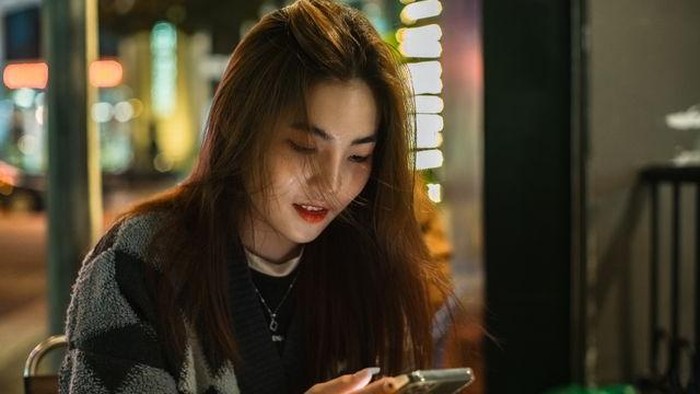 6 Zodiak yang Paling Lama Balas Chat Gebetan