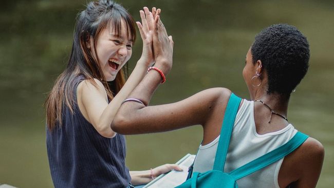 3 Cara Mengenali Orang yang Benar-benar Bahagia atas Pencapaianmu