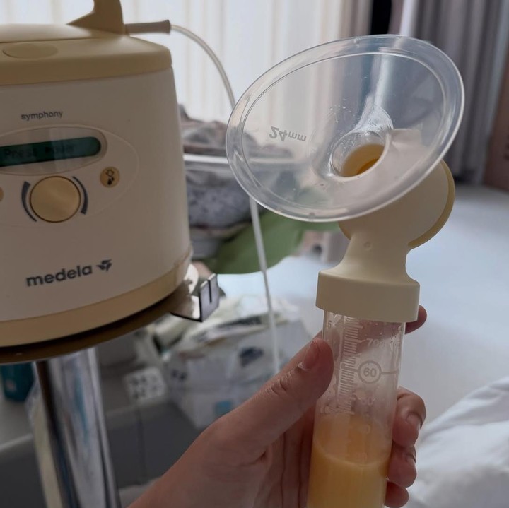 <p>Adinda Thomas juga menunjukkan kolostrum, ASI pertama yang keluar untuk putranya. Meski sedikit, perempuan kelahiran Bandung 8 Agustus 1993 ini sangat bahagia. "Beneran bisa punya colostrum seneng banget," tulis Adinda. Ia pun&nbsp;menunjukkan video detik-detik dirinya memompa ASI. Setiap tetes ASI masuk ke dalam botol begitu berharga untuknya. Ia bahkan terharu bisa melihat langsung hasil pompa ASI "Hasil pompa kemarin," tambahnya. (Foto: @adindathomas)</p>