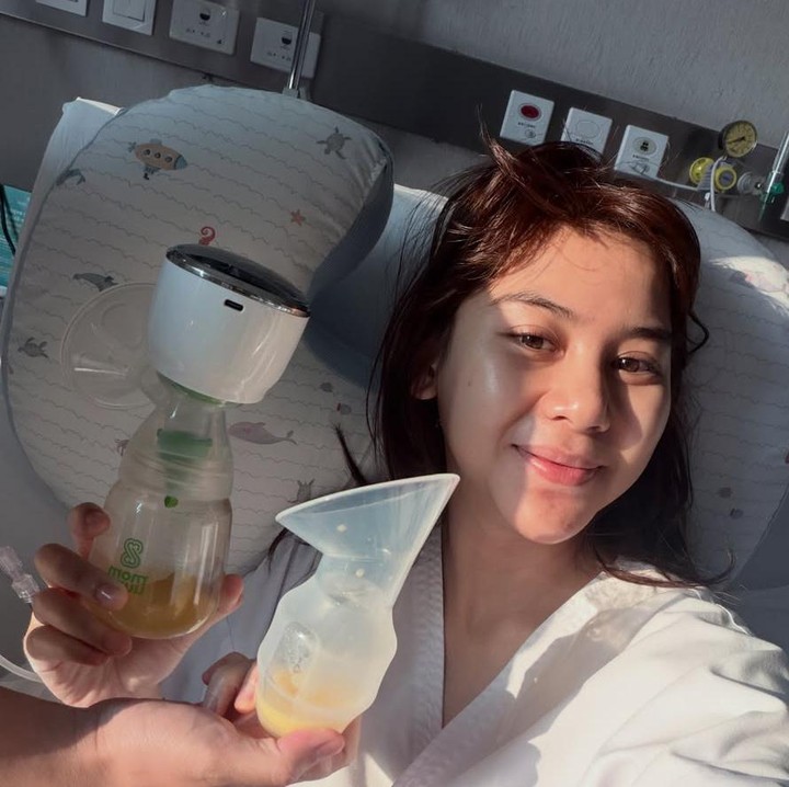 <p>Adinda Thomas juga menunjukkan momen saat dirinya memompa ASI. Tampak alat pompa ASI dan botol berisi ASI perah (ASIP) yang menjadi saksi perjuangannya dalam memastikan asupan nutrisi terbaik untuk Si Kecil. (Foto: @adindathomas</p>