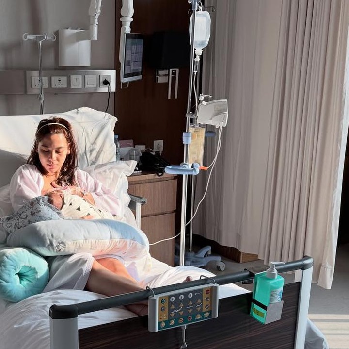 <p>Adinda Thomas memperlihatkan momen emosional saat memasuki mengASIhi Baby Kendrick di ranjang rumah sakit secara langsung atau DBF. Meski masih dalam pemulihan Adinda tampak menikmati momen mengASIhi putranya. (Foto: @adindathomas).</p>