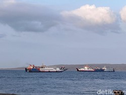 Kapal Feri pun Antre 4 Jam untuk Sandar di Pelabuhan Ketapang Banyuwangi