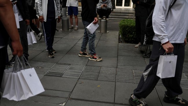 Antrean Penjualan iPhone 18 Pro Mengular di Apple Store Beijing