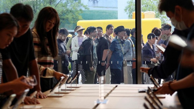 Antrean Penjualan iPhone 18 Pro Mengular di Apple Store Beijing