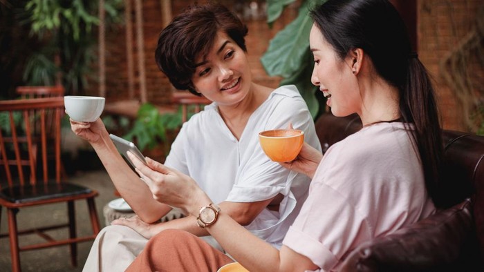 Teman yang bangga atas pencapaianmu akan bertanya lebih jauh tentang itu