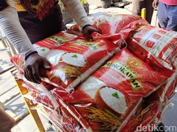 Bulog Gelontor 10 Ton Beras Premium di Pasar Bunulrejo Malang