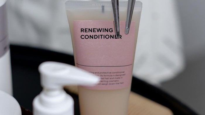 Menggunakan conditioner untuk melembutkan dan melindungi rambut
