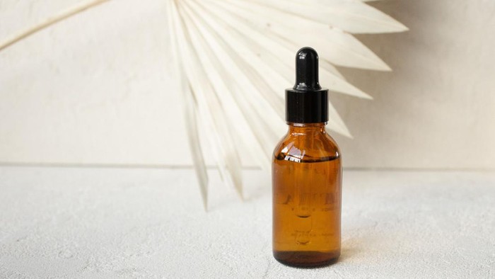 Menggunakan hair oil sebelum keramas, lalu pijat kulit kepala