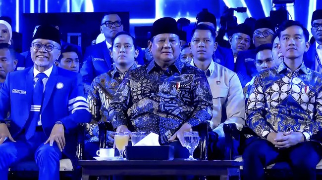 Presiden Prabowo Subianto bersama Wakil Presiden Gibran Rakabuming dan Ketua PAN Zulkifli Hasan saat acara HUT ke-28 PAN di JCC. Jakarta, Jumat, 18 September 2026