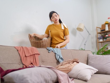 Suka Menumpuk Pakaian di Kursi Ternyata Berkaitan dengan Cara Seseorang Mengambil Keputusan