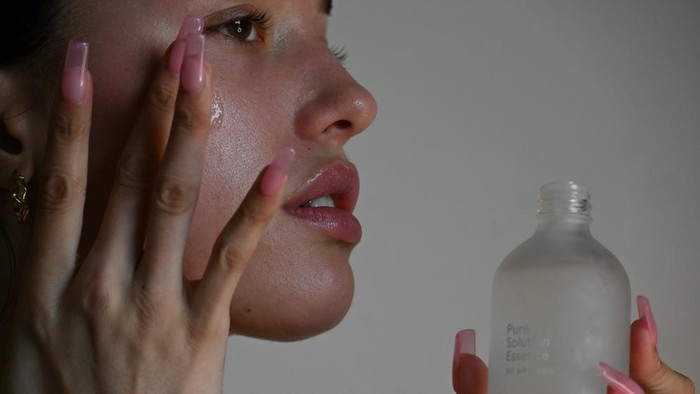 satu kunci dan cara makeup anti luntur adalah dengan melakukan skin preparation dengan tepat