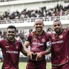 Pesepak bola Java United Gustavo Moreno (tengah) bersama dua rekannya Gustavo Almeida (kanan) dan Yance Sayuri (kiri) berselebrasi usai mencetak gol ke gawang tim Garudayaksa FC pada pertandingan Liga 1 di Stadion Jatidiri, Semarang, Jawa Tengah, Min