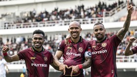 Pesepak bola Java United Gustavo Moreno (tengah) bersama dua rekannya Gustavo Almeida (kanan) dan Yance Sayuri (kiri) berselebrasi usai mencetak gol ke gawang tim Garudayaksa FC pada pertandingan Liga 1 di Stadion Jatidiri, Semarang, Jawa Tengah, Min