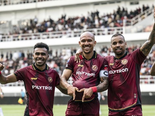 Pesepak bola Java United Gustavo Moreno (tengah) bersama dua rekannya Gustavo Almeida (kanan) dan Yance Sayuri (kiri) berselebrasi usai mencetak gol ke gawang tim Garudayaksa FC pada pertandingan Liga 1 di Stadion Jatidiri, Semarang, Jawa Tengah, Min