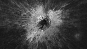 Satelit pengorbit Bulan milik NASA menemukan kawah baru di Bulan, yang diberi nama McGetchin, akibat tumbukan asteroid atau pecahan komet.
