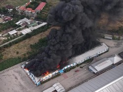 Pabrik Speaker di Lengkong Nganjuk Terbakar, Titik Api Diduga dari Ruang Produksi