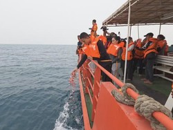 Keluarga Jurnalis Hilang Gelar Tabur Bunga di Selat Sunda