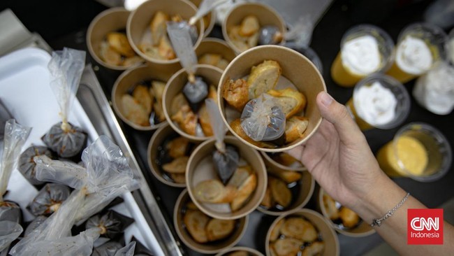 Peserta mengikuti pelatihan memasak di Gedung Sasana Krida Karang Taruna (SKKT) Jagakarsa, Jakarta, Jumat (18/9). (CNNIndonesia/Adi Ibrahim).