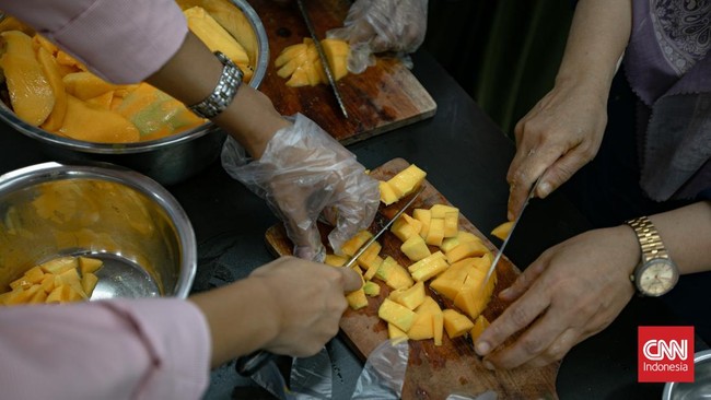 Peserta mengikuti pelatihan memasak di Gedung Sasana Krida Karang Taruna (SKKT) Jagakarsa, Jakarta, Jumat (18/9). (CNNIndonesia/Adi Ibrahim).