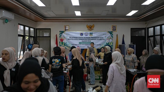 Peserta mengikuti pelatihan memasak di Gedung Sasana Krida Karang Taruna (SKKT) Jagakarsa, Jakarta, Jumat (18/9). (CNNIndonesia/Adi Ibrahim).