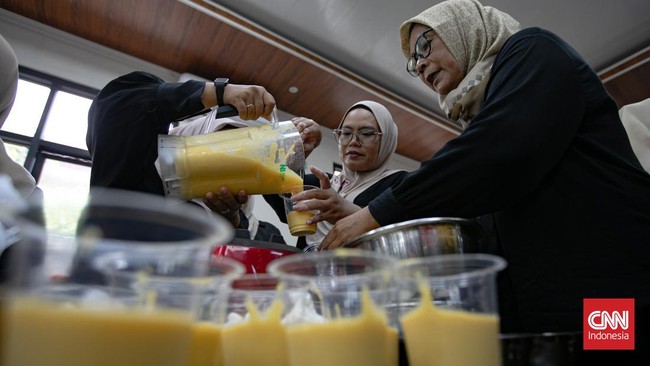 Peserta mengikuti pelatihan memasak di Gedung Sasana Krida Karang Taruna (SKKT) Jagakarsa, Jakarta, Jumat (18/9). (CNNIndonesia/Adi Ibrahim).
