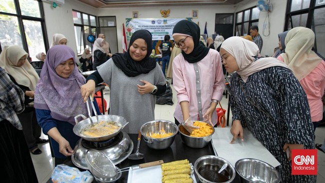 Peserta mengikuti pelatihan memasak di Gedung Sasana Krida Karang Taruna (SKKT) Jagakarsa, Jakarta, Jumat (18/9). (CNNIndonesia/Adi Ibrahim).