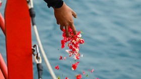 Anak dari junalis iNews, Yudistiro Pranoto, Kenzie Hafizan Pranoto melakukan tabur bunga dari atas kapal KN SAR 247 Tetuka di Perairan Selat Sunda, Banten, Jumat (18/9/2026). Tabur bunga tersebut dilakukan sebagai bentuk penghormatan kepada lima jurn