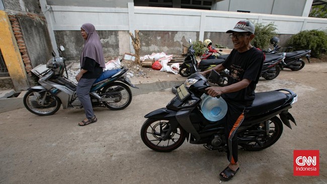 Personel BPBD Jakarta Selatan mengisi air ke dalam ember milik warga yang terdampak kekeringan di Lenteng Agung, Jakarta, Jumat (18/9/2026)