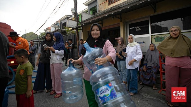 Personel BPBD Jakarta Selatan mengisi air ke dalam ember milik warga yang terdampak kekeringan di Lenteng Agung, Jakarta, Jumat (18/9/2026)