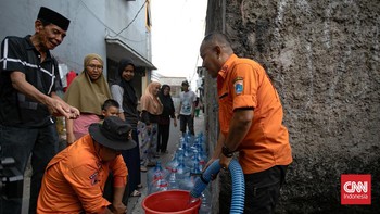 Personel BPBD Jakarta Selatan mengisi air ke dalam ember milik warga yang terdampak kekeringan di Lenteng Agung, Jakarta, Jumat (18/9/2026).