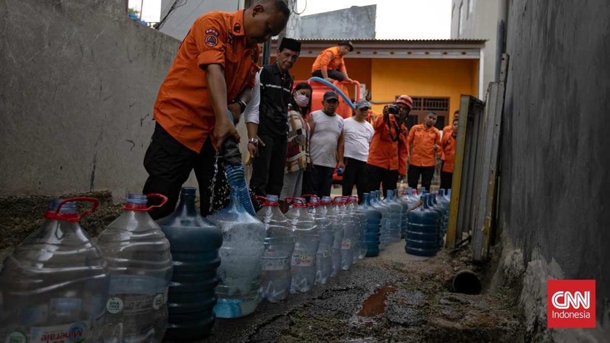 Personel BPBD Jakarta Selatan mengisi air ke dalam ember milik warga yang terdampak kekeringan di Lenteng Agung, Jakarta, Jumat (18/9/2026)