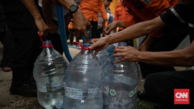 Personel BPBD Jakarta Selatan mengisi air ke dalam ember milik warga yang terdampak kekeringan di Lenteng Agung, Jakarta, Jumat (18/9/2026)