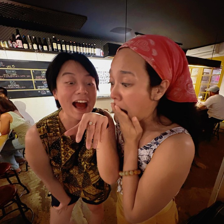 <p>Sang sahabat, Dea Ananda, juga ikut berbagi kebahagiaan dengan mengunggah bukti pesan singkat dengan Charles sebelum melamar Leony. &ldquo;Selamat tunangan, bestie bestiekuuuu&hellip;.Doa kita dan energi positif selalu bersama kalian berdua!!!! *akhirnya bisa diup juga foto ini yey!&rdquo; tulis Dea, dikutip dari laman Instagram <em>@dea_ananda.&nbsp;</em>(Foto: Instagram @dea_ananda)</p>